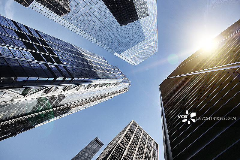 纽约世界贸易中心办公大楼的仰视汇聚视角图片素材