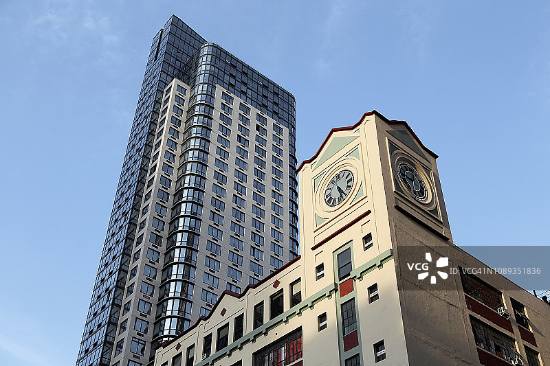 纽约布鲁克林的老钟楼与现代高层公寓图片素材