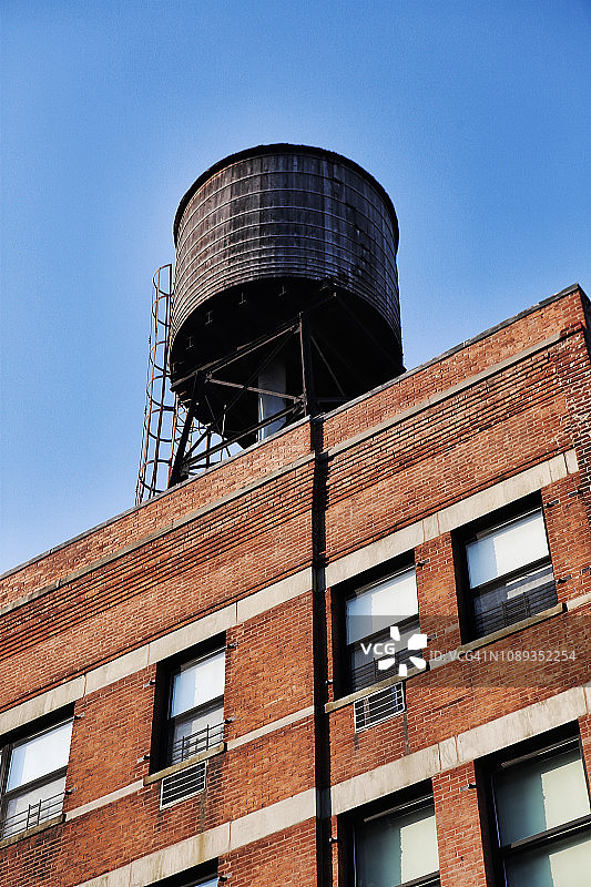 纽约曼哈顿屋顶上典型的旧生锈水箱图片素材