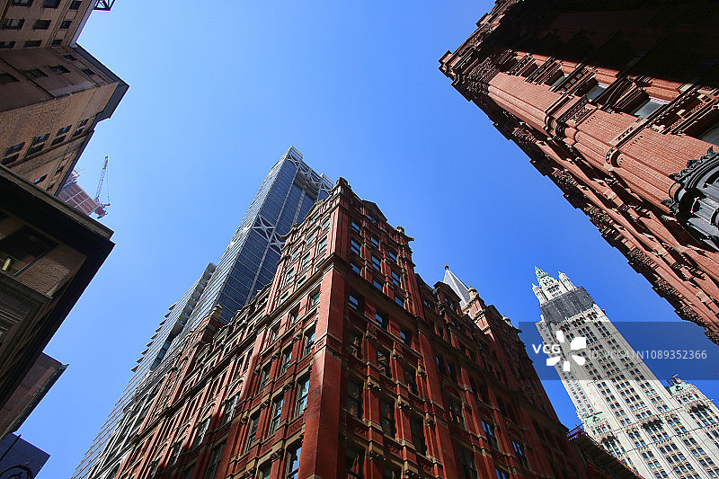 从下往上看纽约市下曼哈顿的伍尔沃斯大厦及其他高楼大厦图片素材