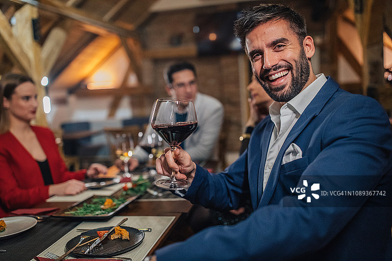 和朋友在餐厅的绅士图片素材