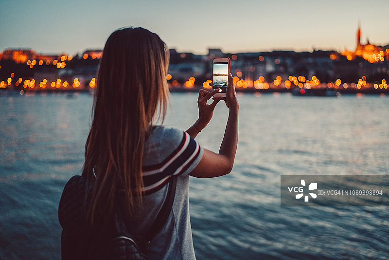 在布达佩斯拍摄城市照片的女游客图片素材