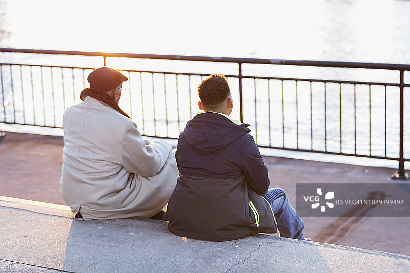 年长的非裔美国男人和曾孙坐在一起图片素材