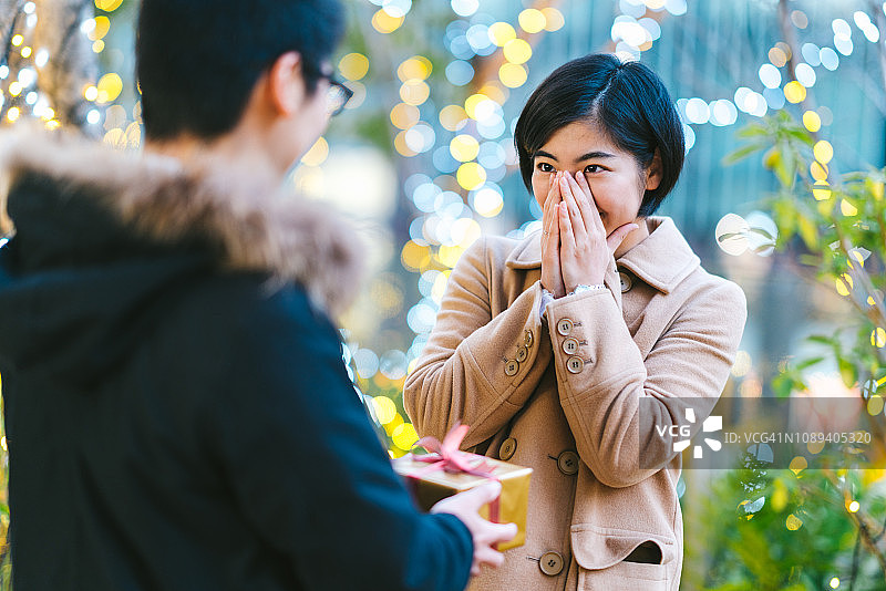 男友给女友惊喜礼物图片素材