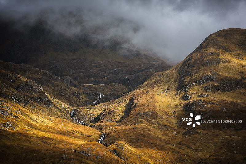 照在苏格兰山脉上的光：尼维斯峡谷图片素材
