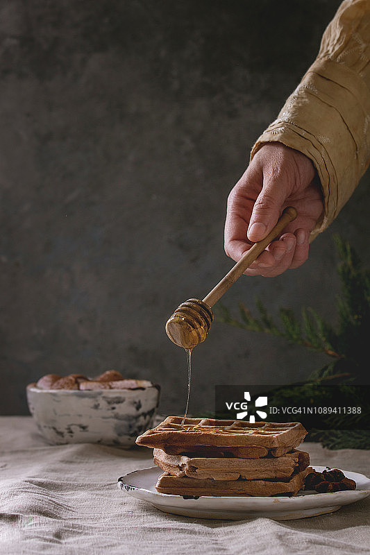 配蜂蜜的比利时华夫饼图片素材