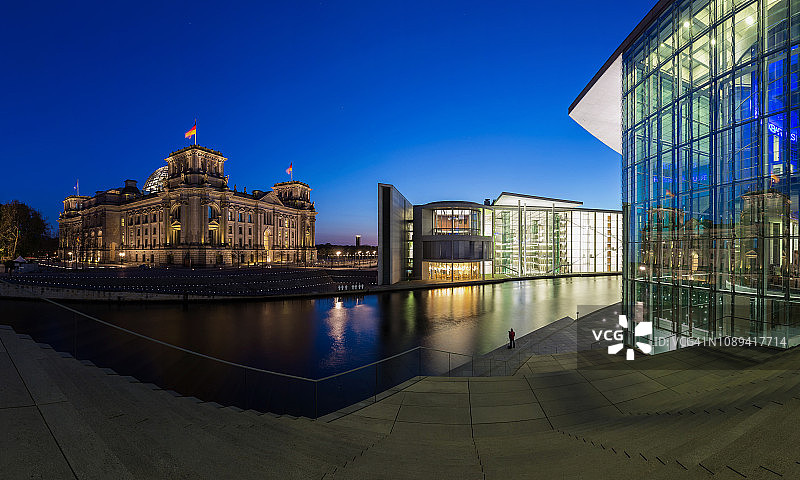柏林蓝色时段的政府区（德国）图片素材