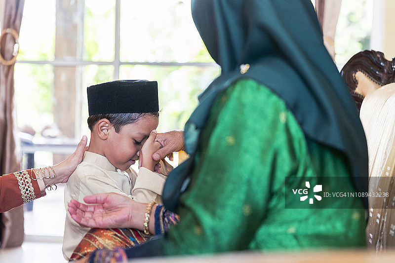 孙子在哈里·拉亚节接受祝福图片素材