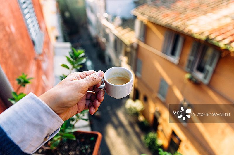 在罗马阳台上喝浓缩咖啡图片素材
