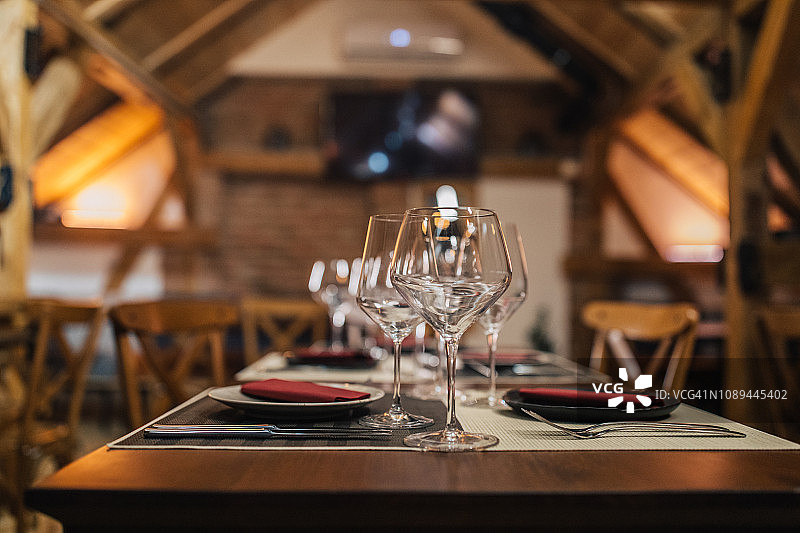 餐厅里的空杯子图片素材