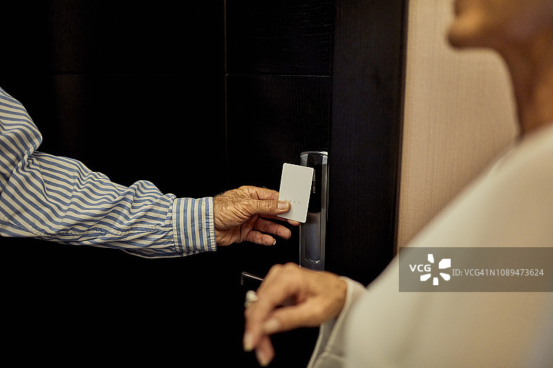 老年夫妇入住酒店图片素材