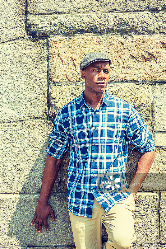 在纽约的年轻英俊的非裔美国男人图片素材