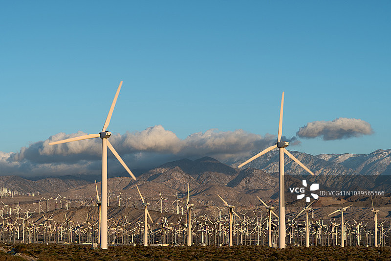 加利福尼亚州棕榈泉可再生能源风力发电场图片素材