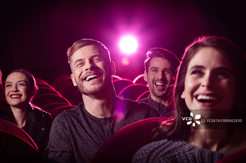 人们在电影院观看喜剧电影图片素材