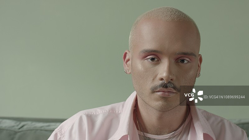 正在化妆的年轻男人图片素材