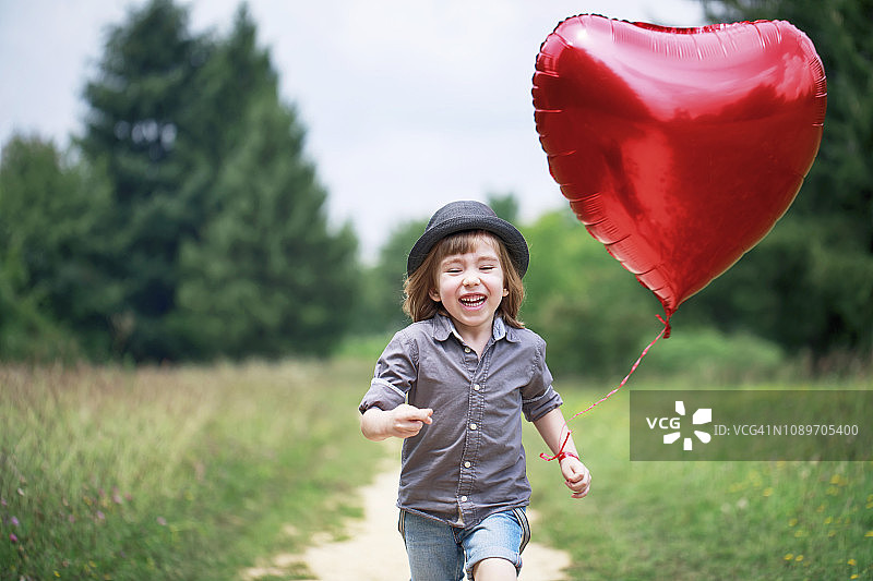 男孩与心形气球图片素材