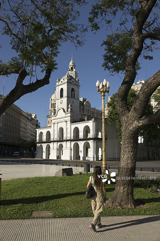女人在阿根廷布宜诺斯艾利斯五月广场公园卡比尔多行走图片素材