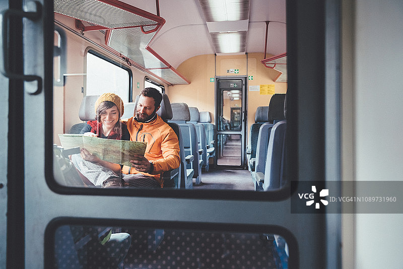 在火车上阅读地图的情侣图片素材