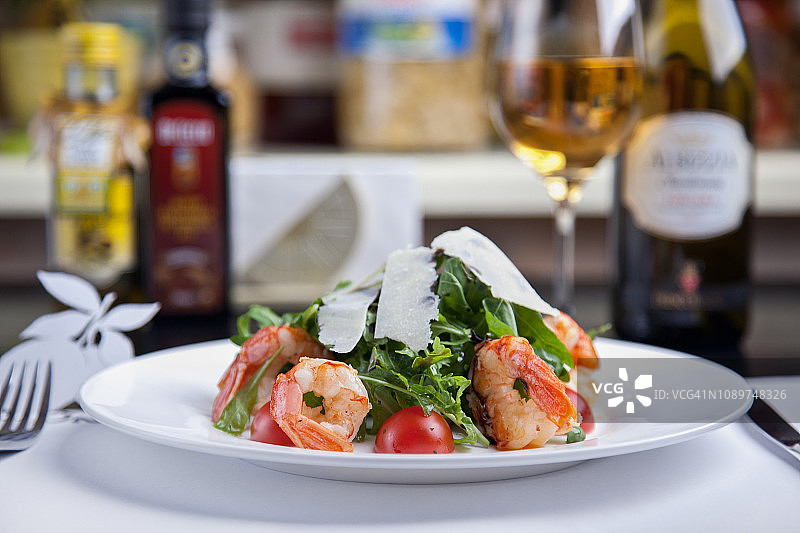 番茄、帕尔马干酪和虾仁沙拉图片素材