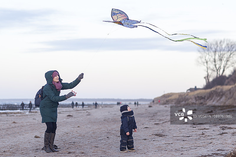 海滩上的儿童图片素材