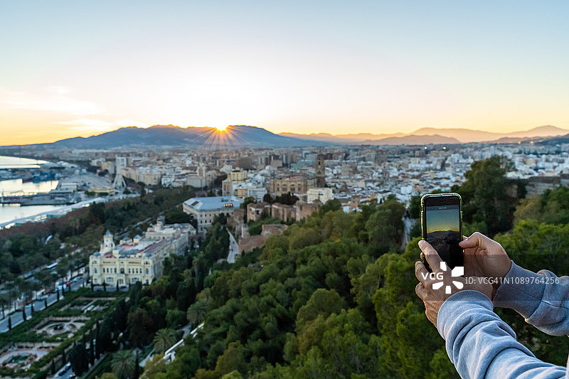 用手机拍摄马拉加市图片素材