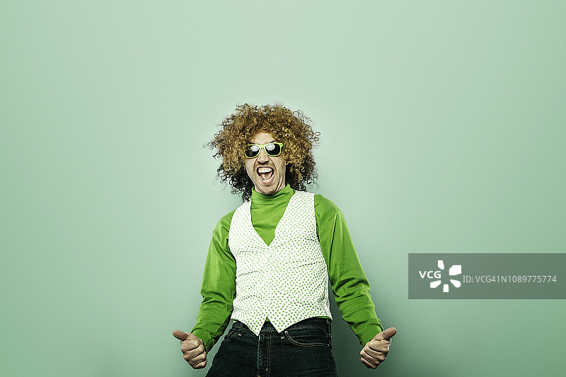 圣帕特里克节：穿着三叶草背心的庆祝男子图片素材