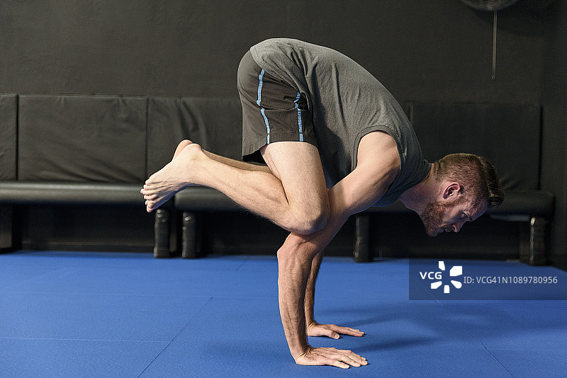 做乌鸦式的男人图片素材