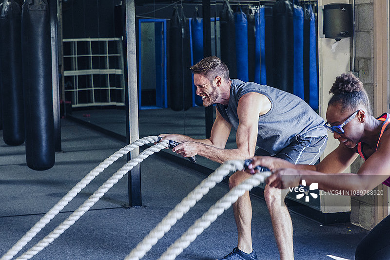 男人和女人进行循环训练图片素材