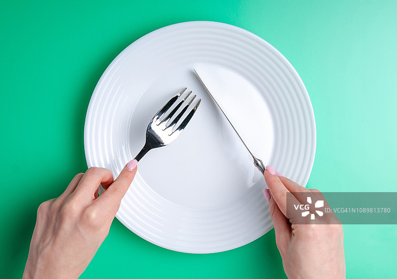 手持餐盘刀叉图片素材