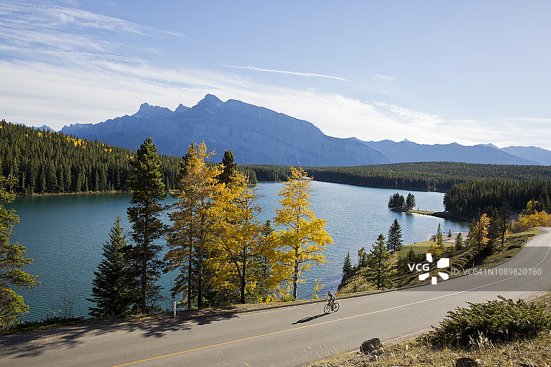 班夫国家公园的公路自行车女子图片素材