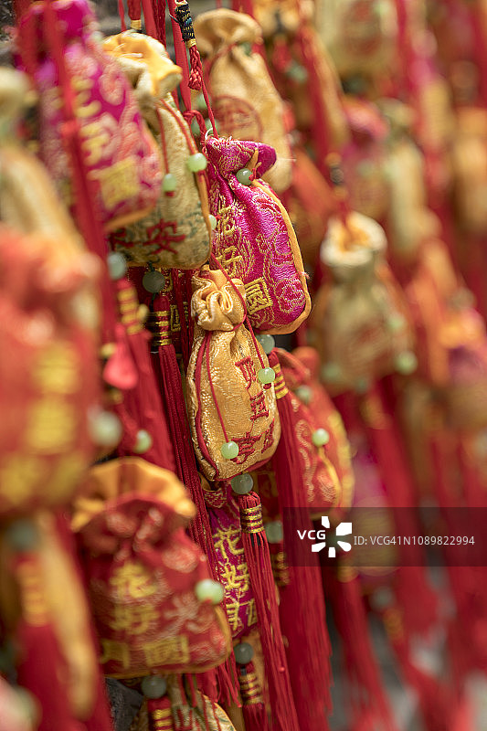 挂满中国传统吉祥物的墙图片素材