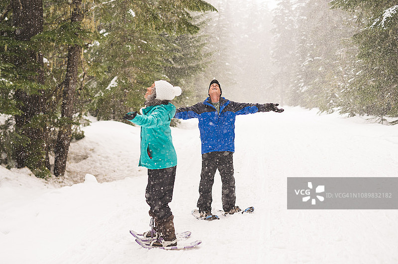 年长夫妇在森林里穿雪鞋图片素材
