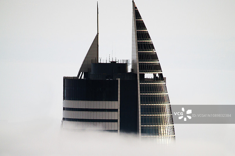 海法清晨笼罩在雾中的政府大楼图片素材