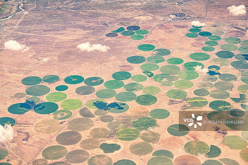 美国新墨西哥州法明顿的中心枢轴灌溉农业图片素材