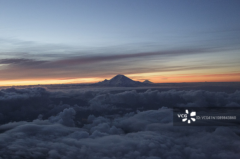 雷尼尔山航拍景观图片素材