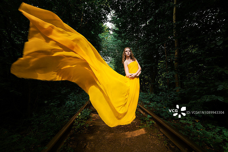 穿着长裙的自然风光中的美丽女子图片素材