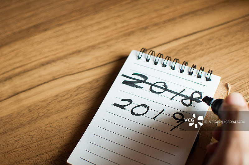 带有2019和划掉的2018的记事本图片素材