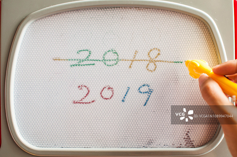 擦除手写的2018，迎接2019新年概念图片素材