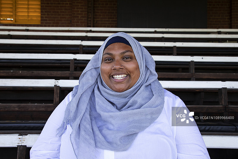 在运动场上的穆斯林妇女图片素材