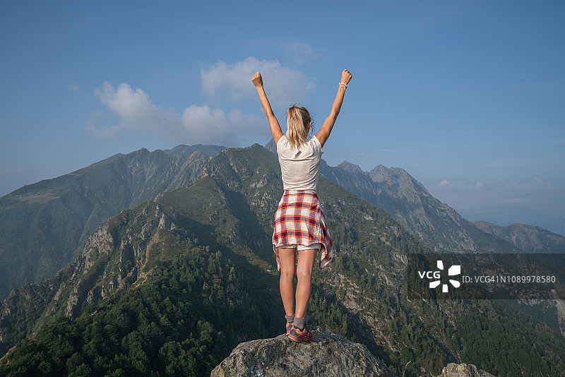 登山者在山顶庆祝图片素材