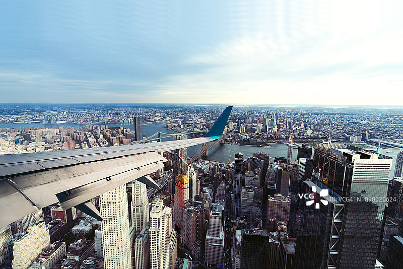 飞机舷窗视角：飞越纽约曼哈顿图片素材