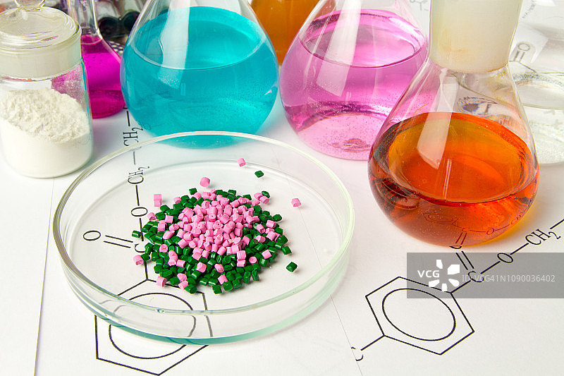 化学实验室和试剂背景下的塑料原料颗粒。聚丙烯、乙烯，实验室条件下的聚丙烯研究图片素材