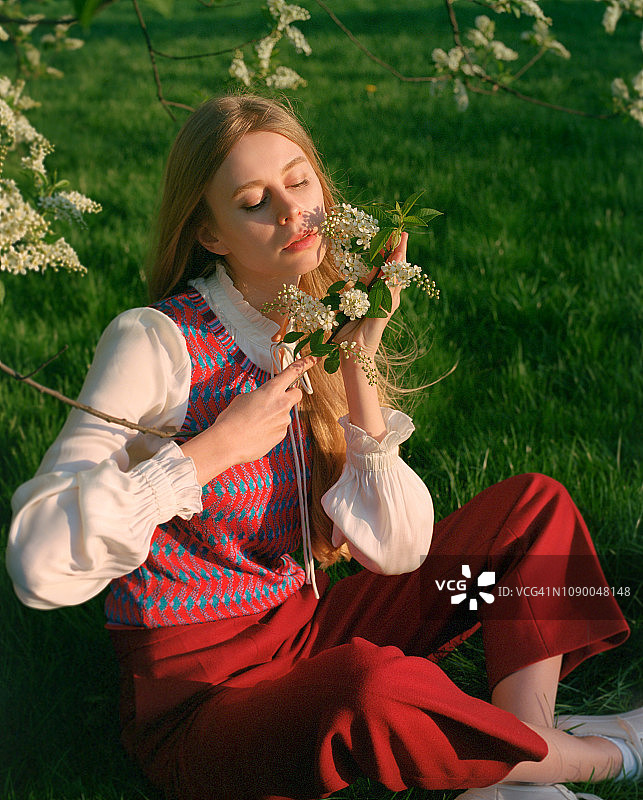 鲜花丛中的年轻女子肖像图片素材