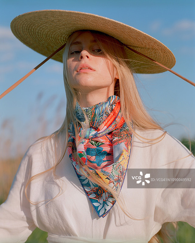 年轻女子在湖边图片素材