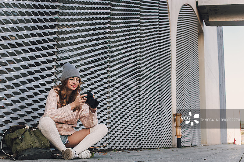 拿着相机的女人图片素材