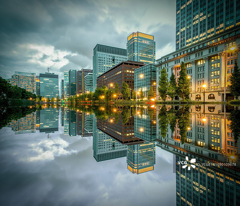 东京千代田区夜景：摩天大楼与办公楼在日比谷、丸之内、大手町的灯光倒影图片素材