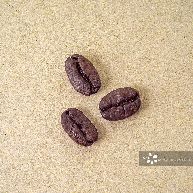 棕色背景上的烘焙咖啡豆图片素材