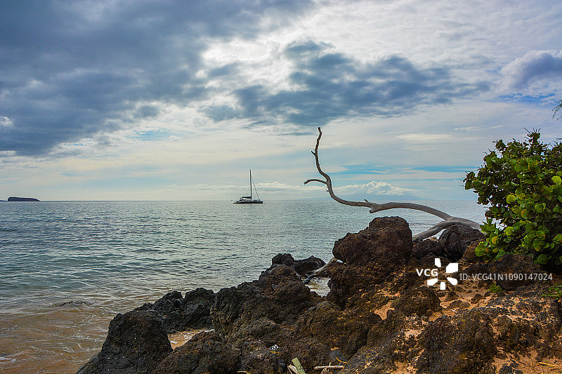 在温暖的天空下，停泊在马凯纳海滩的帆船美景图片素材