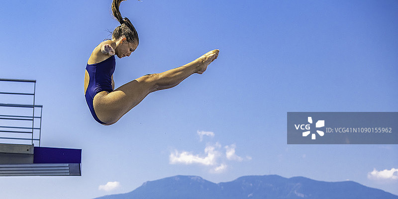 女子跳板跳水图片素材