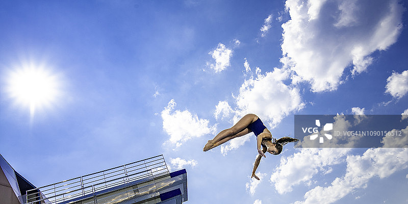 女子跳板跳水运动员图片素材